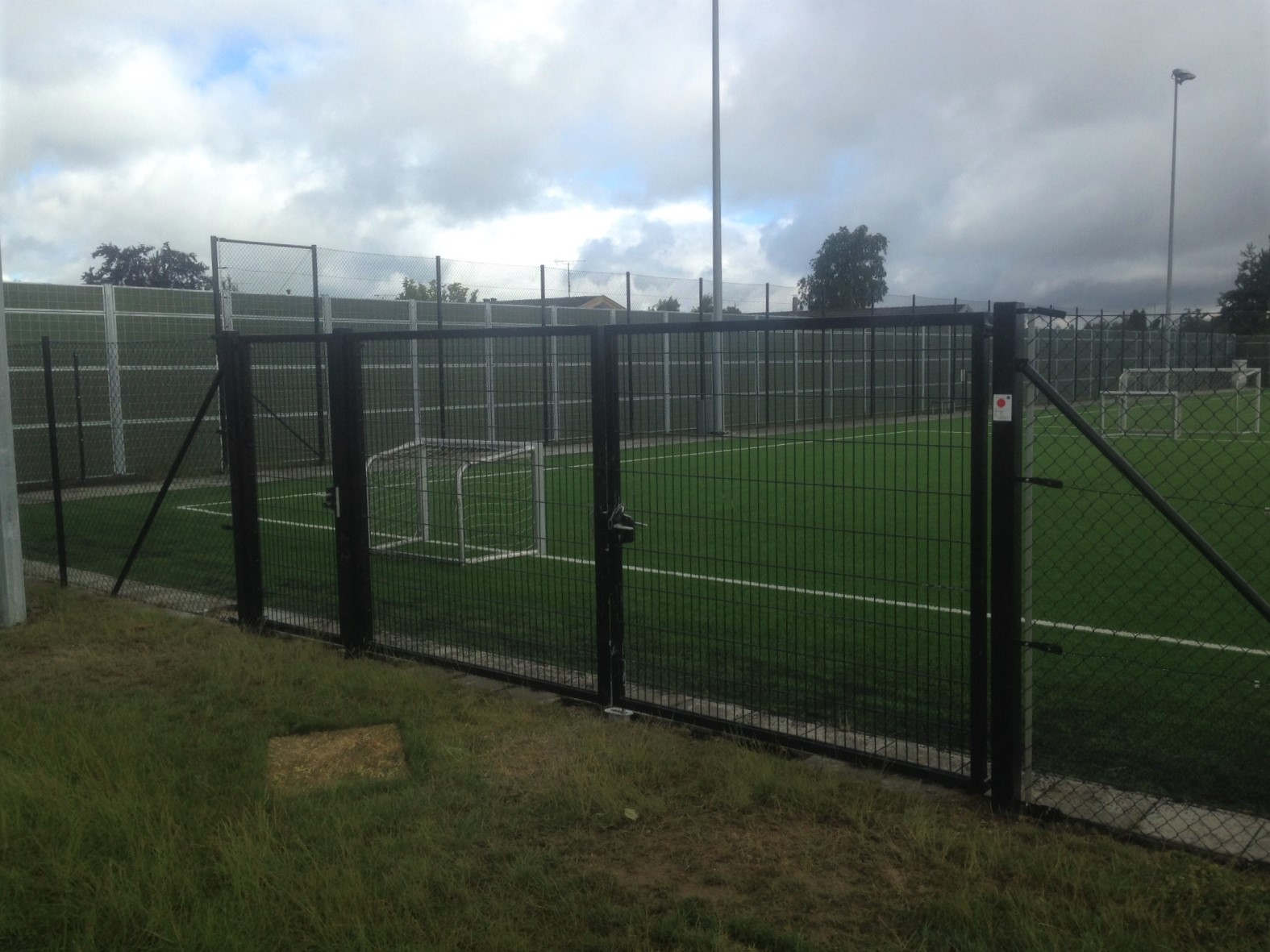 Een Noistop® Steel geluidsscherm van Poda Omheiningen geïnstalleerd om het geluid van een openbaar voetbalveld te weren
